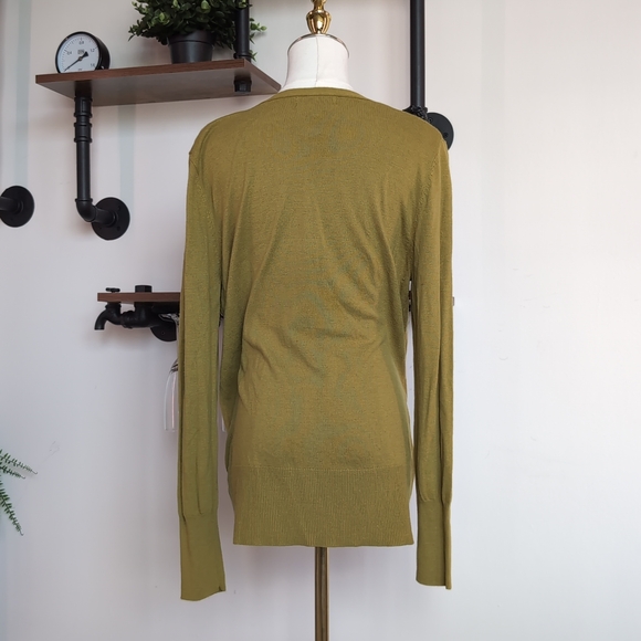 Essential Mossimo fitted V-Neck Cardigan in Olive Green - Picture 4 of 7